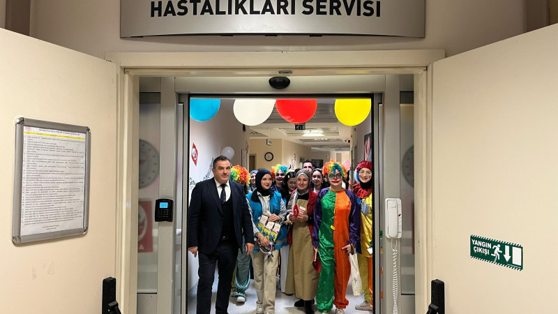 23 Nisan Coşkusu Hastane Koridorlarında: Gençler, Minikleri Ziyaret Etti  
