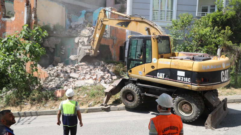 İlkadım'da Metruk Binalar Bir Bir Yıkılıyor